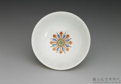 图片[2]-Pair of food bowls in yang-ts’ai enamels in yellow ground incised with pattern of flower brocade and landscape decor 1743 (Ch’ien-lung reign)-China Archive